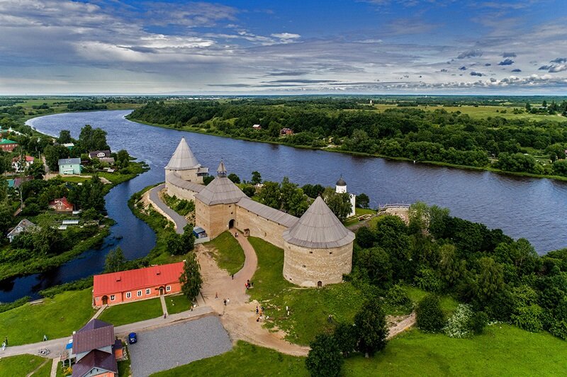 Крепость, расположенная в селе Старая Ладога на Ладожском мысу, при впадении в Волхов реки Ладожки (Елены). Первая была построена во времена Вещего Олега на рубеже IX—X веков. В настоящее время крепость открыта для посещения.