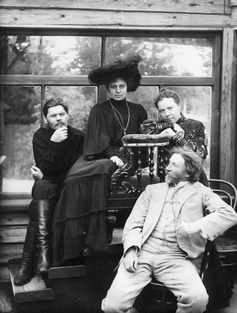 Илья Репин и Наталья Нордман-Северова в Пенатах с гостями — Максимом Горьким и его возлюбленной, актрисой Марией Андреевой, 1905 год. Фото: Карл Булла