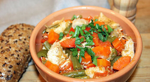 Вам понадобятся: помидоры черри (500 грамм), огурцы  (4 шт.), отварные грибы (500 грамм), отварная куриная грудка (100-200  грамм), зеленый горошек (банка), кукуруза (банка), кабачки (1-шт.),  отварная морковь (2 шт.), чеснок (1 шт.), зеленый лук (пучок), укроп  (пучок), петрушка (пару веточек), масло оливы (2 ст. ложки), соль и  перец.
Приготовление: берем глубокую сковороду,  кладем в нее грибы, нарезанные кольцами баклажаны и морковь, тертую  куриную грудку, горошек и кукурузу, заливаем водой (не до краев),  добавляем ложку оливкового масла и ставим на огонь (примерно на 10-15  мин). Для соуса: нарезаем огурцы, чеснок и укроп,  кладем в блендер, добавляем пол стакана или стакан воды, все тщательно  перемешиваем. Как овощи будут готовы, добавляем к ним огуречно-чесночный  соус, помидоры черри, зеленый лук, петрушку, соль и специи. Закрываем  крышкой на 5 минут и блюдо готово!