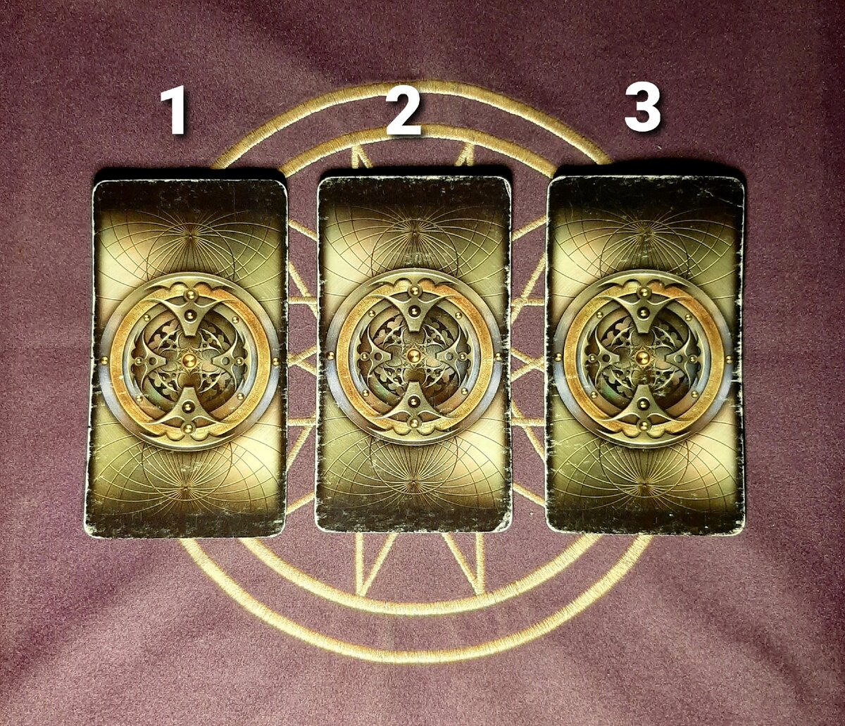 Онлайн-гадание на Таро "Какие у него планы на Ваш счёт?"