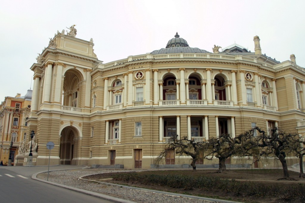 Одесский оперный театр на улице. Одесса дерибасовская. Одесса зимой фото. Дом руссова одесса. Одесса столица.