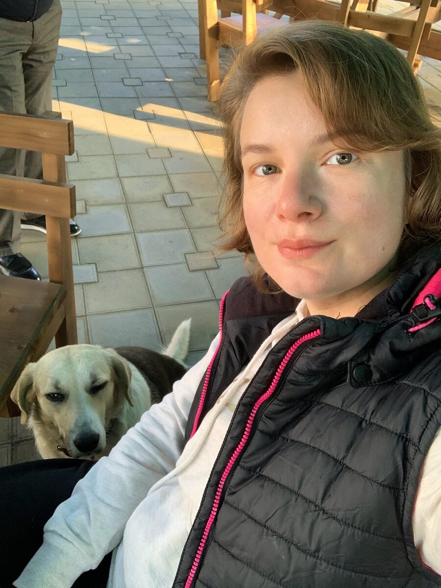 Собака поддерживает меня я моем негодовании, потомуш я покупаю ей сосиски!