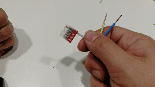 Вытаскиваю жилу из клеммы Wago