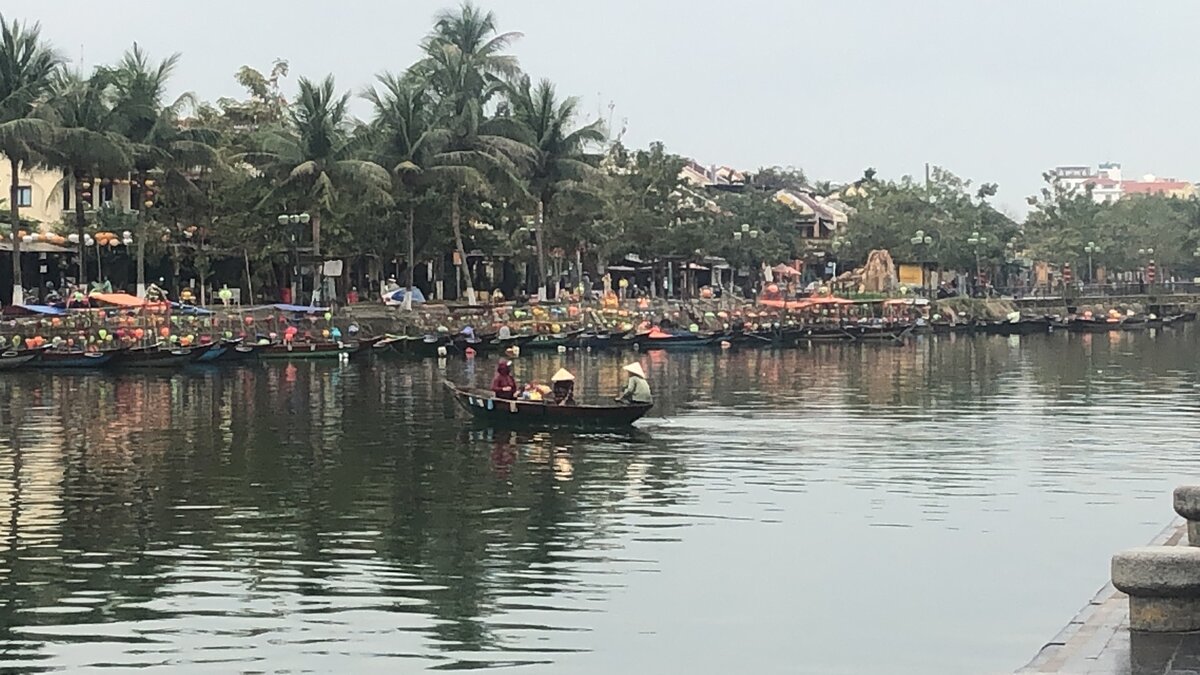 Пожилые Вьетнамки, катают туристов по рекам и каналам города.