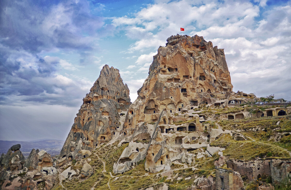 Десятиуровневые пещерные города, скальные храмы и инопланетные пейзажи — это Каппадокия, самый необычный регион Турции.
На каждом шагу вас караулят кадры на тысячу лайков в инстаграм.-2