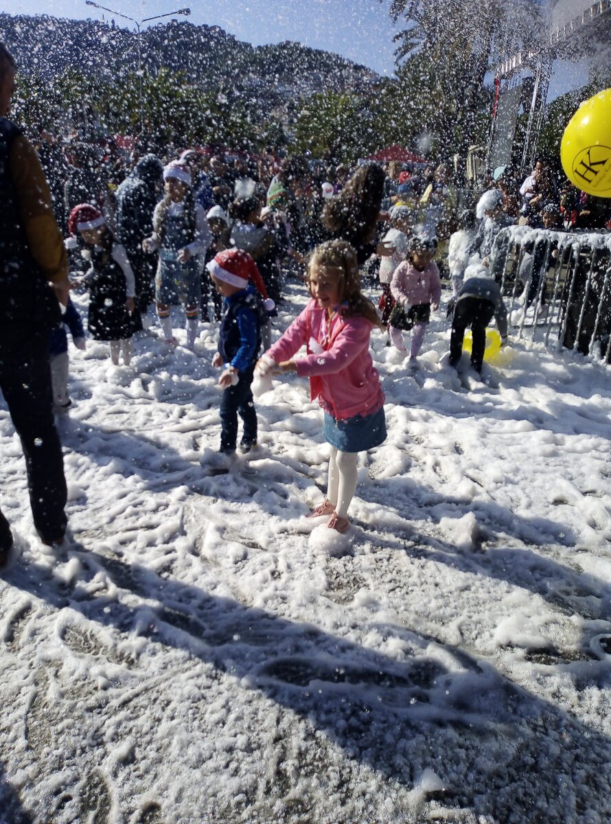 Рождественская елка в Алании в декабре 2019 года. Имитация снега мыльной пеной.