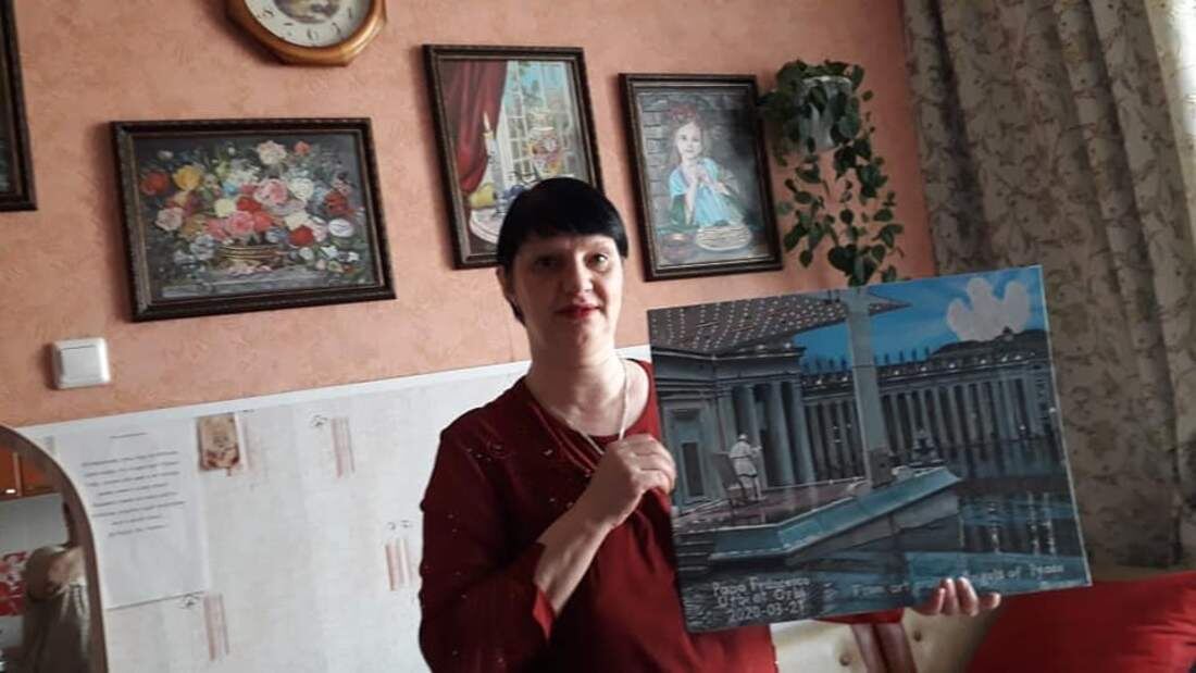 Красноярская художница Оксана Пряхина получила благодарственное письмо с личным гербом папы Франциска.