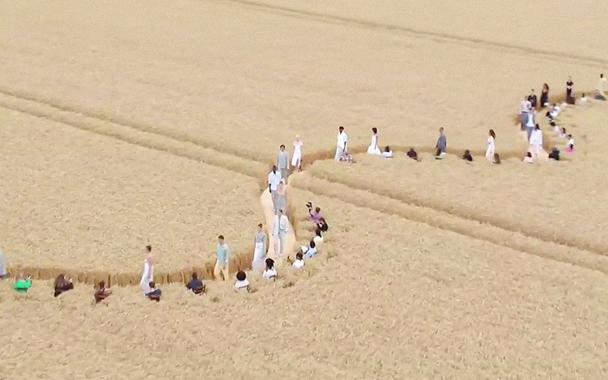 Дизайнер-хулиган Jacquemus и его невероятиные показы на пляже и в поле