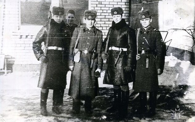 Мишель - крайний слева...