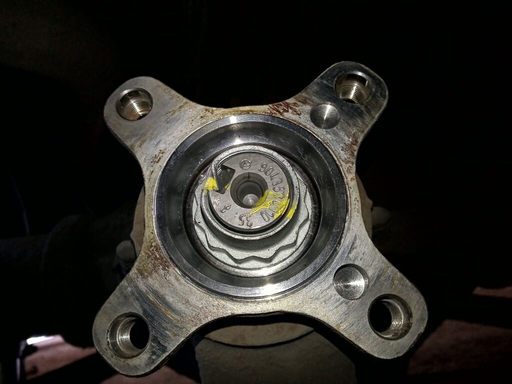 Вот что мы видим после отсоединения кардана. Хвостовик! Не снимайте и не откручивайте полуоси, перед тем как сорвать гайку хвостовика.