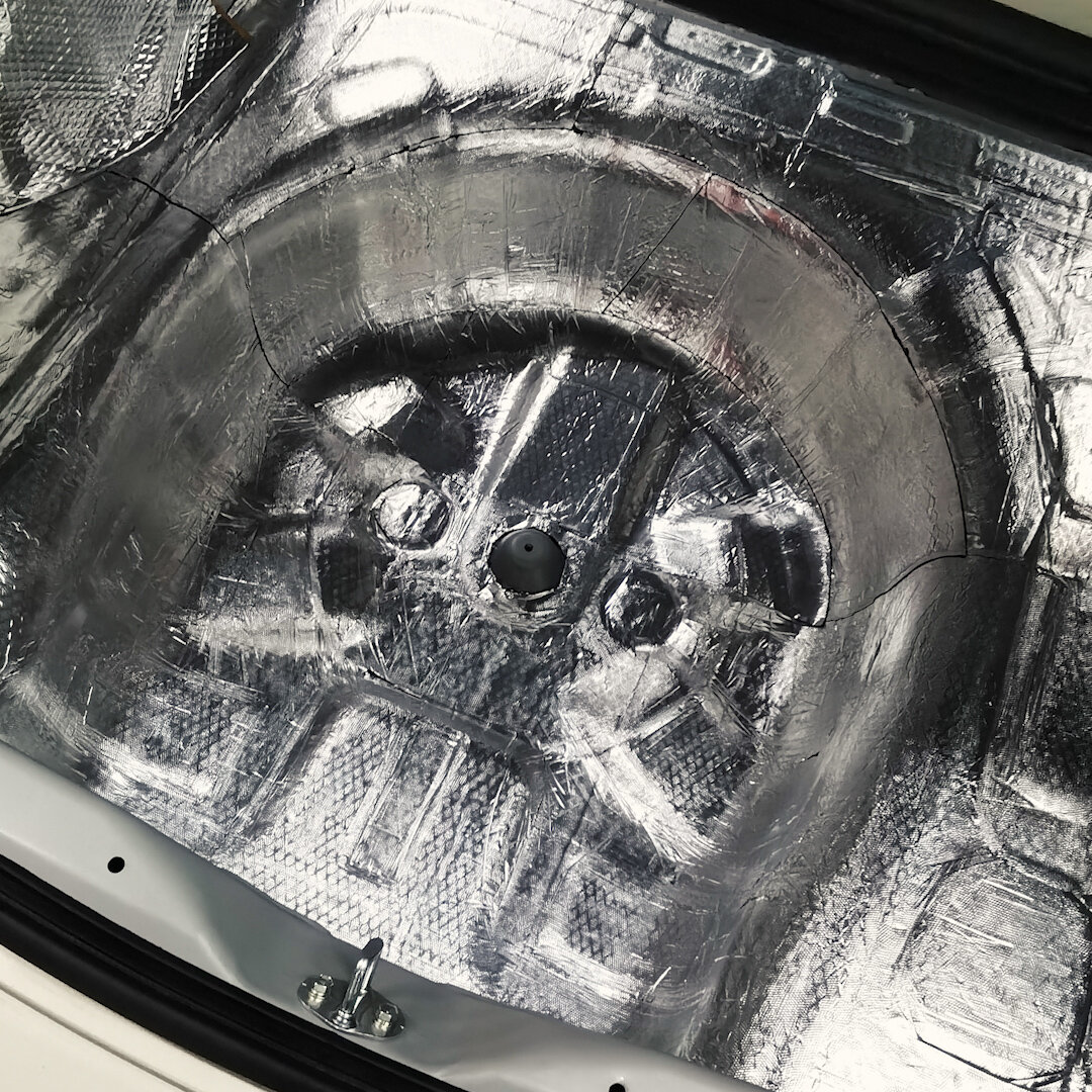 Багажник Toyota Rav4, виброизолированный материалом Noico 2 мм.   