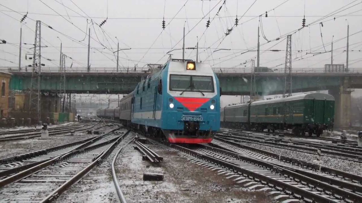Пассажирский поезд Москва-Грозный прибывает в Ростов-на-Дону.
