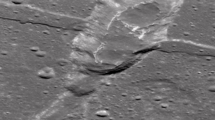 Считается, что гладкая поверхность блинов в Сосигене, лунная впадина в форме ванны, возникла в результате извержения вулканов всего 18 миллионов лет назад.