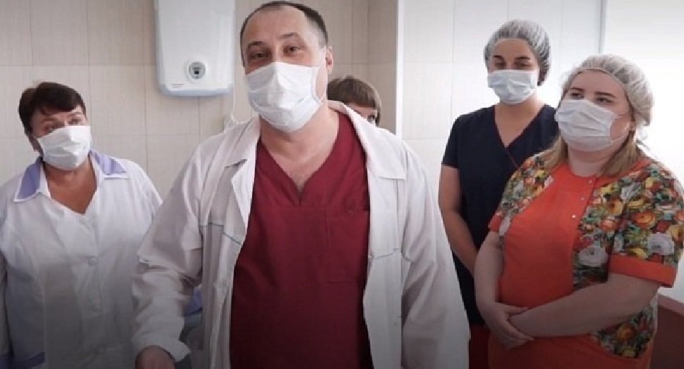 Кадр из видеообращения И. Колотова и медперсонала ГБУЗ ЛО «Киришская КМБ» о злоупотреблениях ее администрации