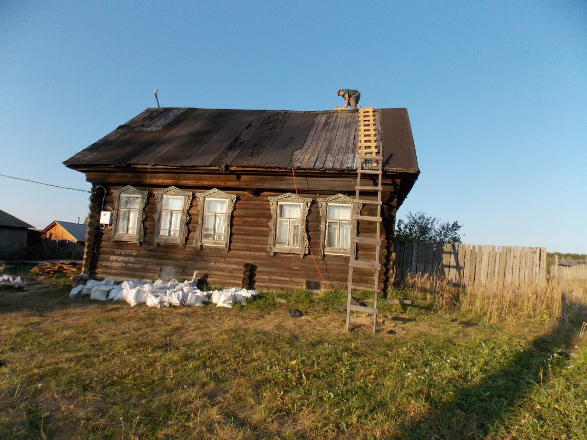 Общий вид со стороны улицы. Тут использовались трап и длинная лестница. Её переставляли вдвоём: я сверху, сын снизу.