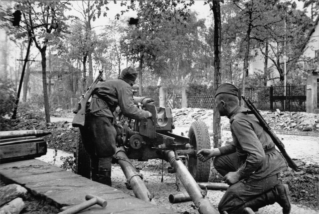 Бои за Берлин. Источник фото: https://www.dosaaf-khab.ru/kogda-nachalas-bitva-za-berlin-sootnosheniya-sil-pered-operaciei-kogda-zakonchilas-voina.html