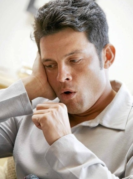 Постоянный кашель, сначала сухой и утомляющий кашель, затем влажный кашель с незначительным выделением слизи, недомоганием, головной болью, лихорадкой - вот основные симптомы бронхита