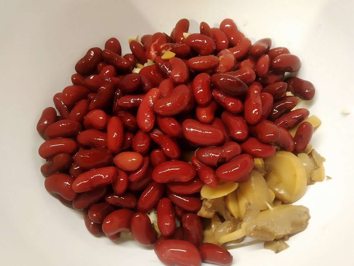 Консервированные шампиньоны и красная фасоль