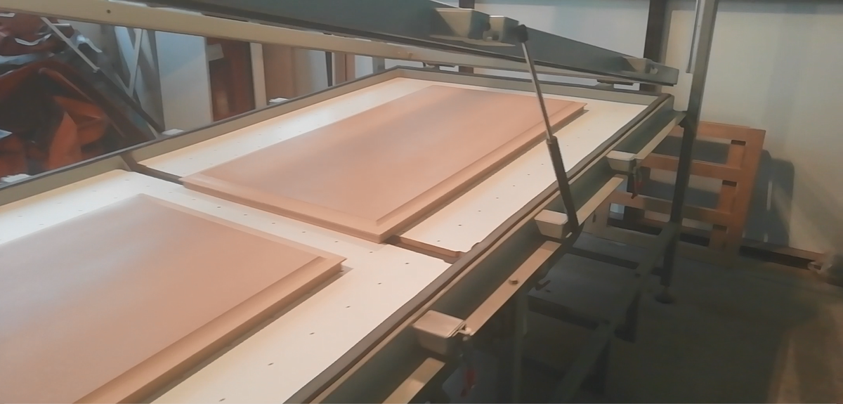 Заготовка с нанесенным тонким слоем клея.