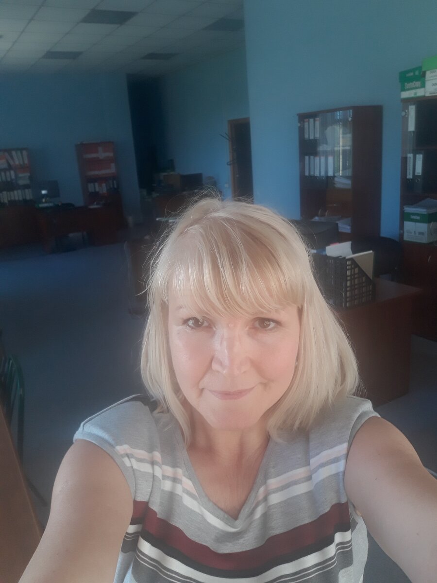 Конец рабочего дня. Выключила свет, достала ключи, думаю - сфотографируюсь перед выходом.