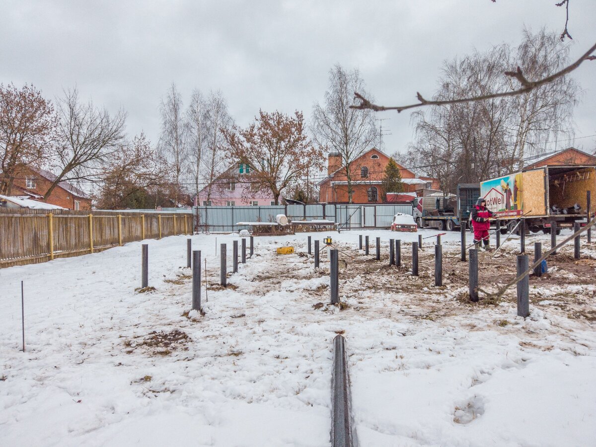 Процесс монтажа свайно-винтового фундамента