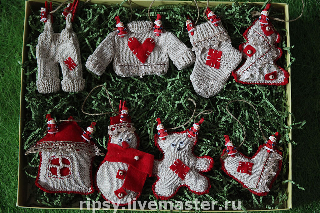 вязаные сувениры к новому году. новогодние подарки крючком. связать подарок на новый год своими руками. вязаные игрушки на елку. вязаные елочные игрушки.