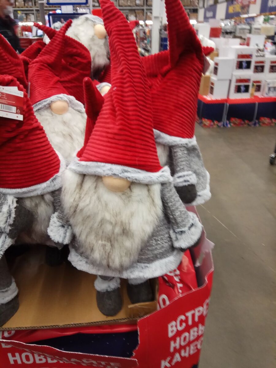 Гномы как мягкие игрушки.