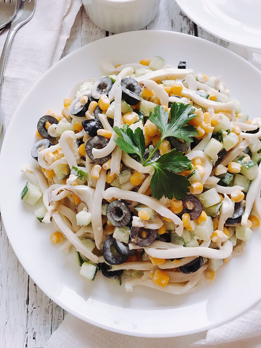 Салат с кальмарами 