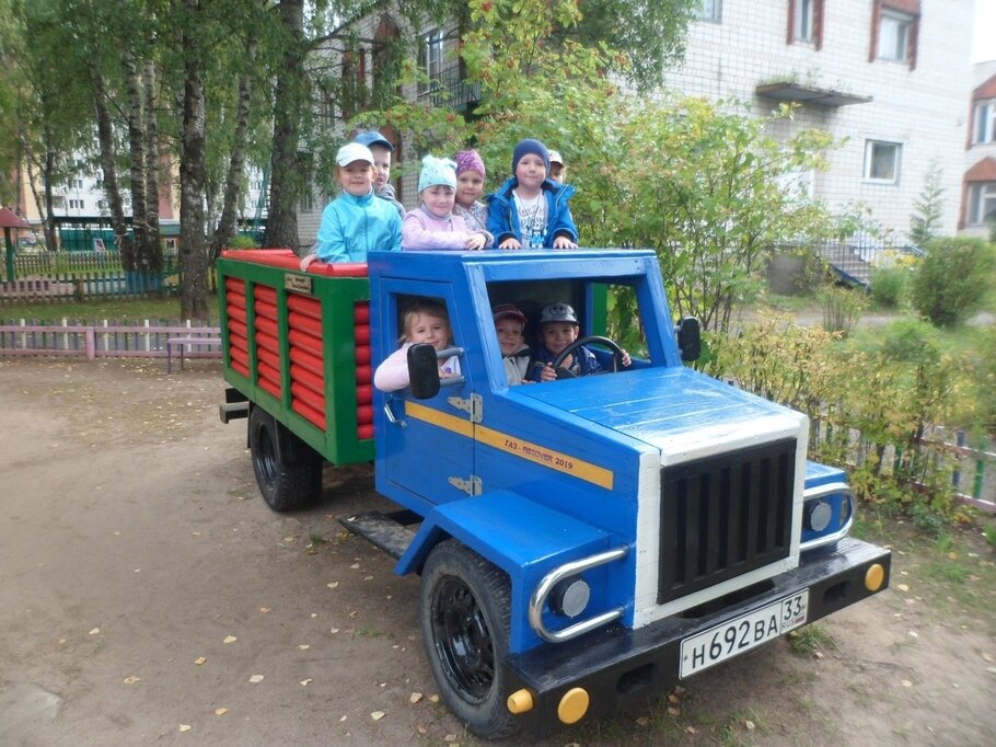 Деревянная машинка для детской площадки