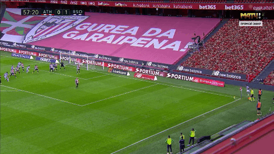 Симон тащит удар Исака с углового