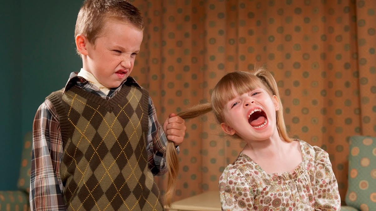 фото из Яндекс. Картинки. Но оно полностью иллюстрирует, как брат подруги держит ее на коротком поводке