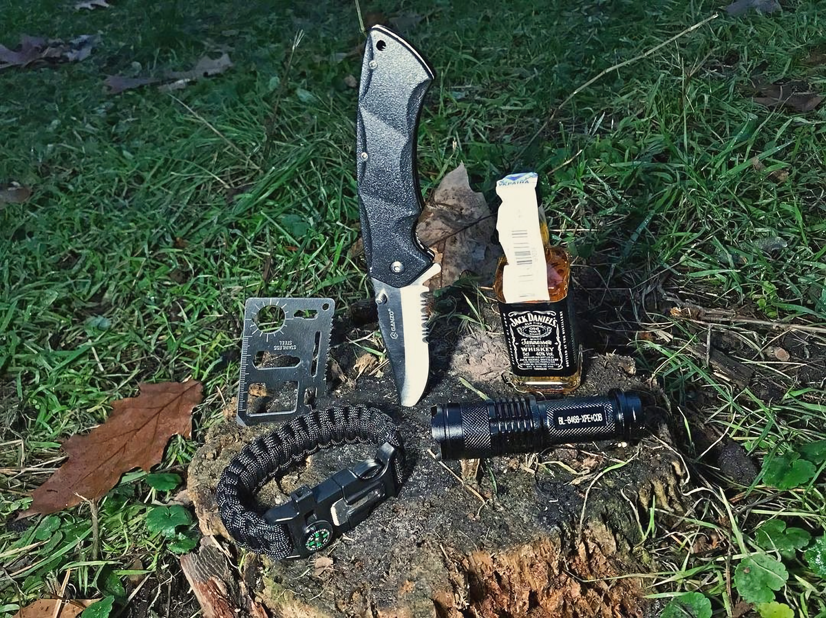 Набор вещей, которые совершенно точно НЕ стоит брать с собой...
Если вы, конечно, не собрались «попасть» на дачу через два дня вперёд посредством вливания в себя бутылки.