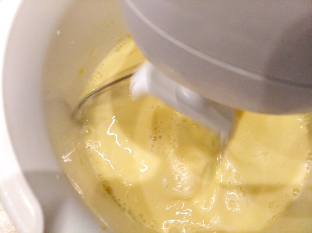 медленно и тщательно размешиваем смесь, до исчезновения сахарного скрипа