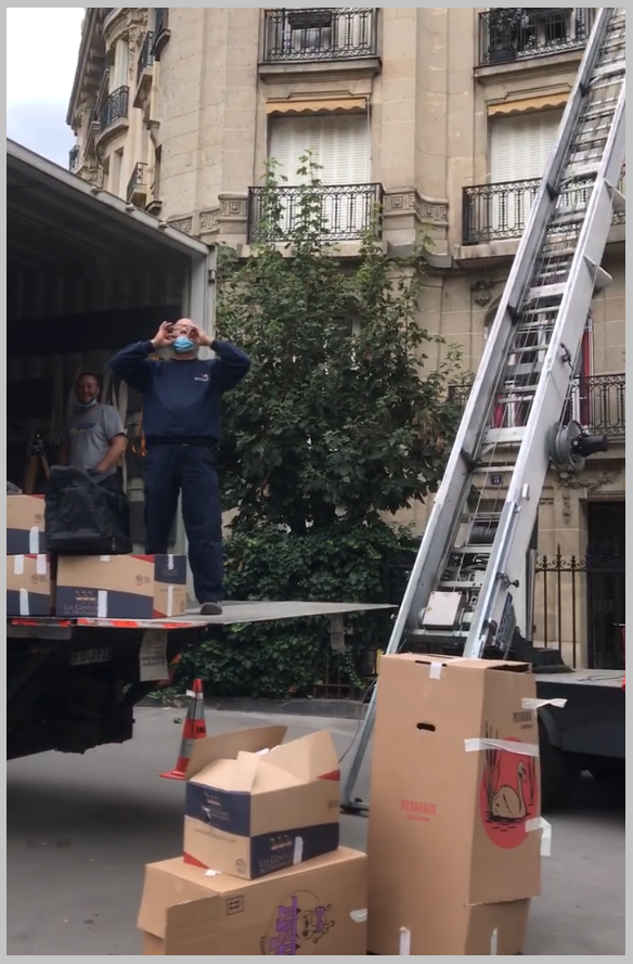 Грузчик отправляет мне воздушный поцелуй