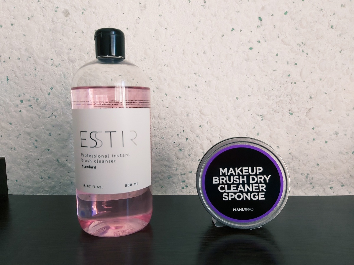 Жидкое спиртовое средство для очищения кистей от ESSTIR; губка для сухой чистки кистей от Manly Pro