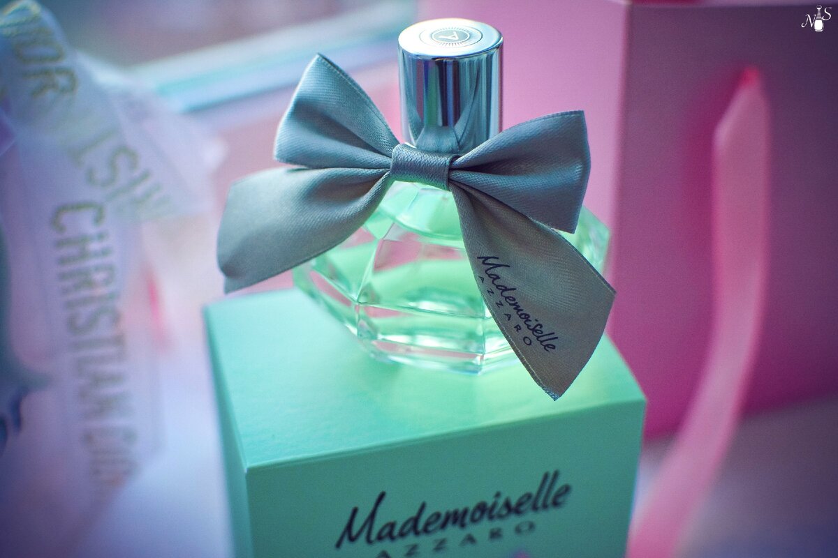 Azzaro mademoiselle l eau. Мадмуазель Аззаро зеленый. Духи мадемуазель азаро зеленые. Туалетная вода Azzaro Mademoiselle l'Eau tres Florale. Azzaro Mademoiselle в оранжевой.