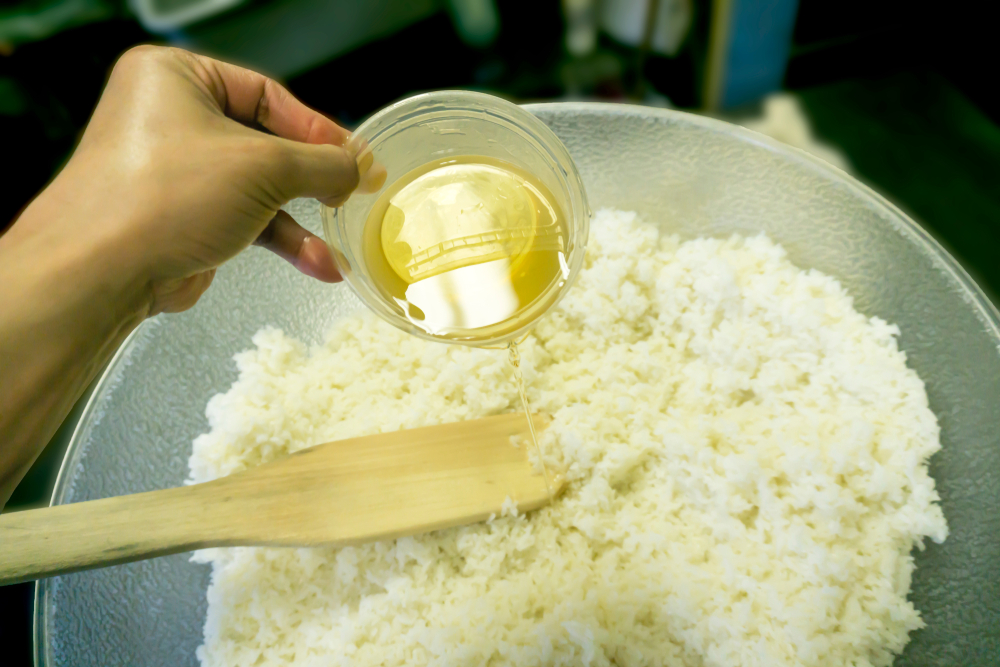 Заправка для роллов рецепт. Рис для суши. Уксус для риса. Уксус для риса для суши. Рис готовый.