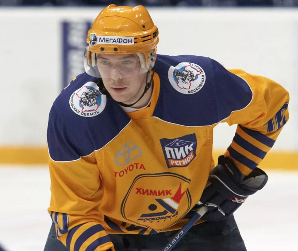 В те далекие годы легенда КХЛ Сергей Мозякин уже был лучшим бомбардиром "Химика" и одной из главных звезд Суперлиги