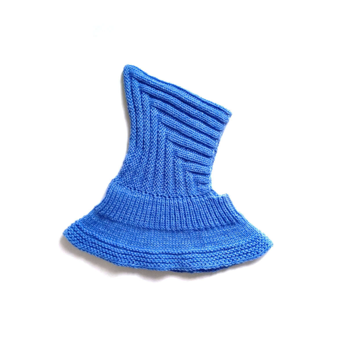 Вязаная шапочка-эльф с пелериной