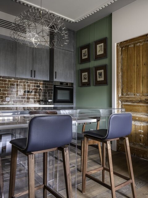 Кухня. За прозрачной столешницей — обеденный стол. Авторы проекта: Илья Хомяков, Светлана Хомякова.