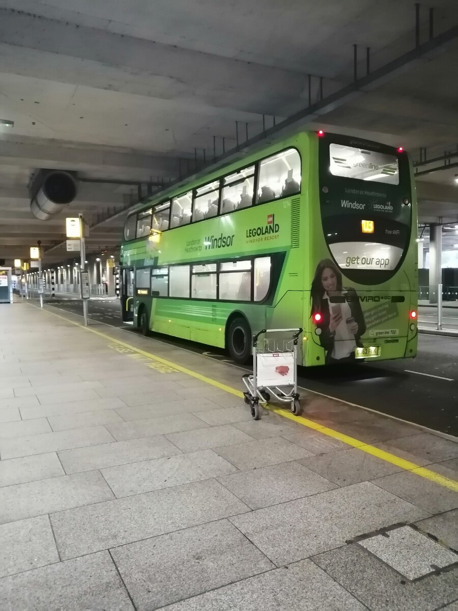 Сейчас не красные двухэтажные автобусы ездят только в пригород. По Лондону только красные. (фото автора)