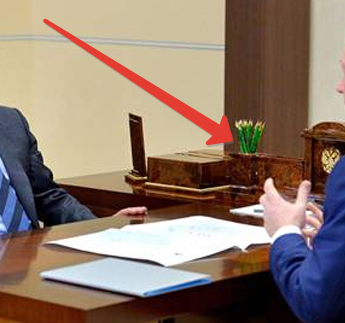 Фрагмент легендарного фото "Тайна зелёных карандашей". Коллаж Автора