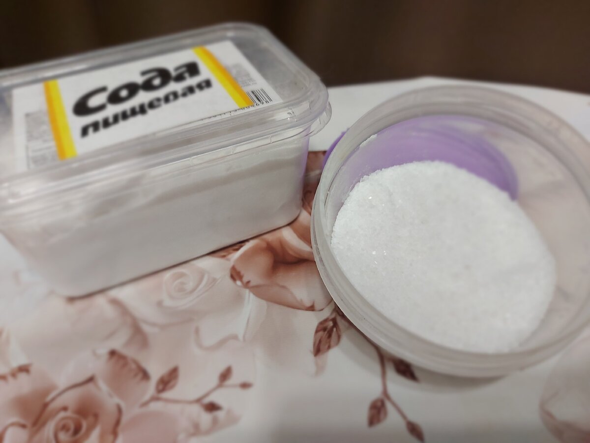 К муке добавляю по пол чайной ложки соды и соли, а также ...