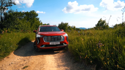 Самая дешевая полноприводная версия - это 1 509 000 рублей. Полный привод, к слову, доступен только с 7-ст мокрым роботом. Именно в таком сочетании был авто у нас на тесте.