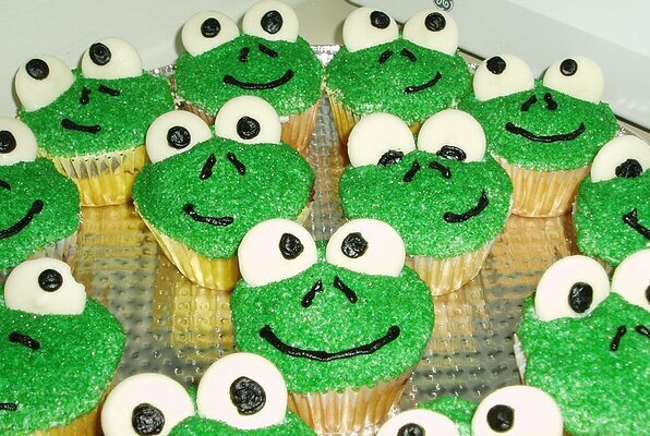 Ванильная + шоколадная глазурь, зеленый пищевой краситель, а в качестве глазок можно использовать маленькие круглые печеньки.