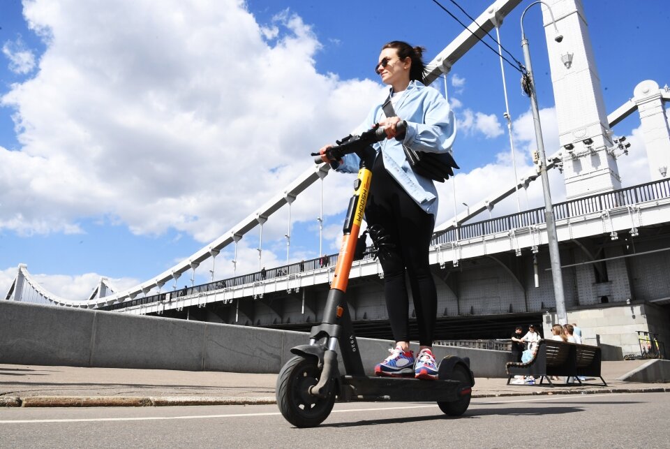 Девушка едет на электросамокате по Пушкинской набережной в Москве. Фото: Илья Питалев / РИА Новости