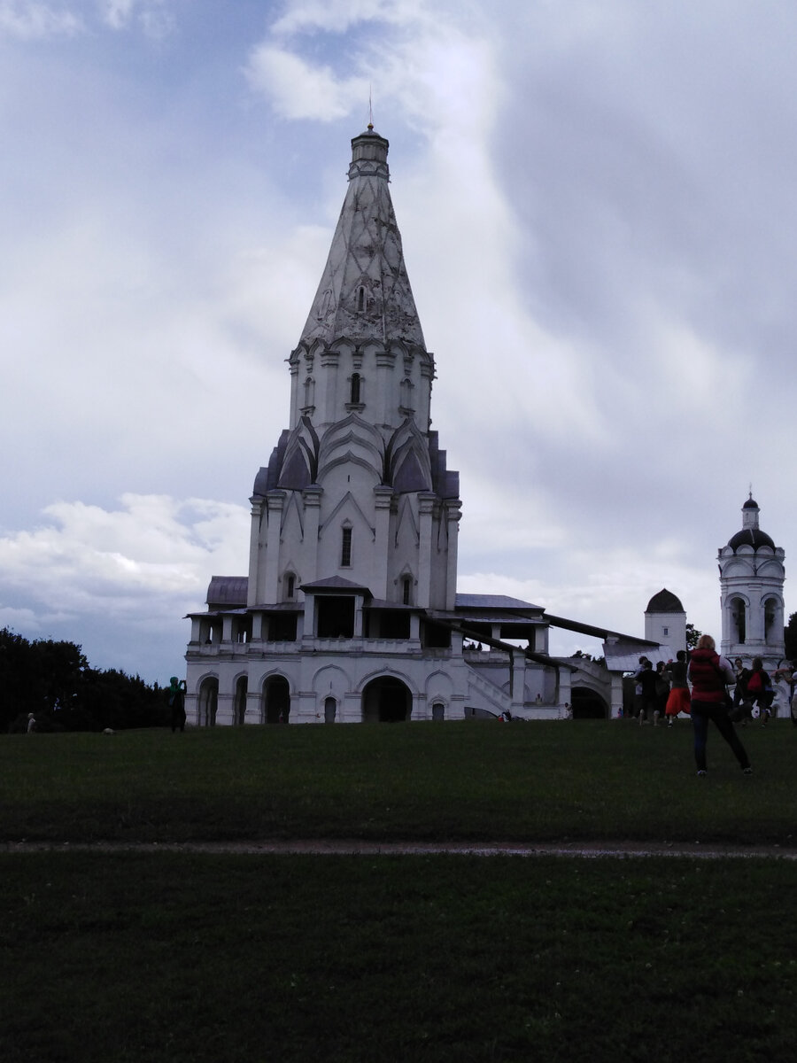 Церковь Вознесения в селе Коломенское. Теперь это часть Москвы, здесь расположен музейный комплекс с одноименным названием.