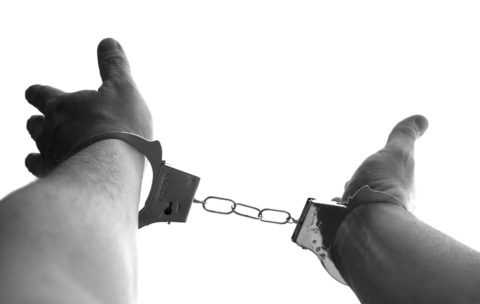 Картинка с https://pixabay.com/photos/handcuffs-caught-crime-sin-921290/