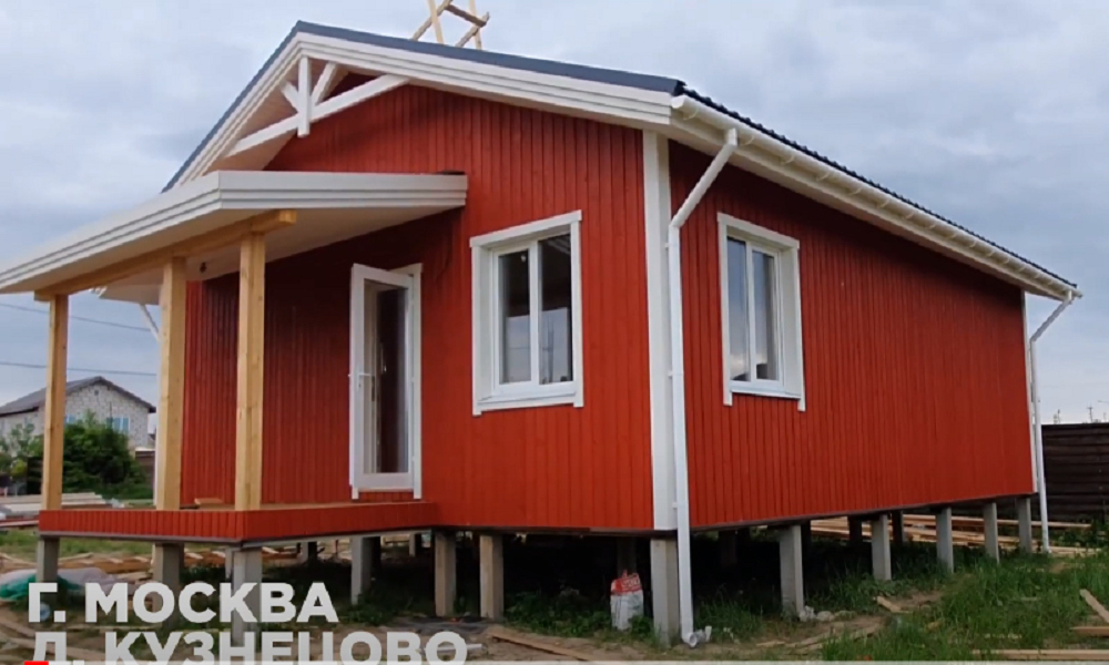 Яркая фасадная отделка в частных домах встречается не часто. А зря