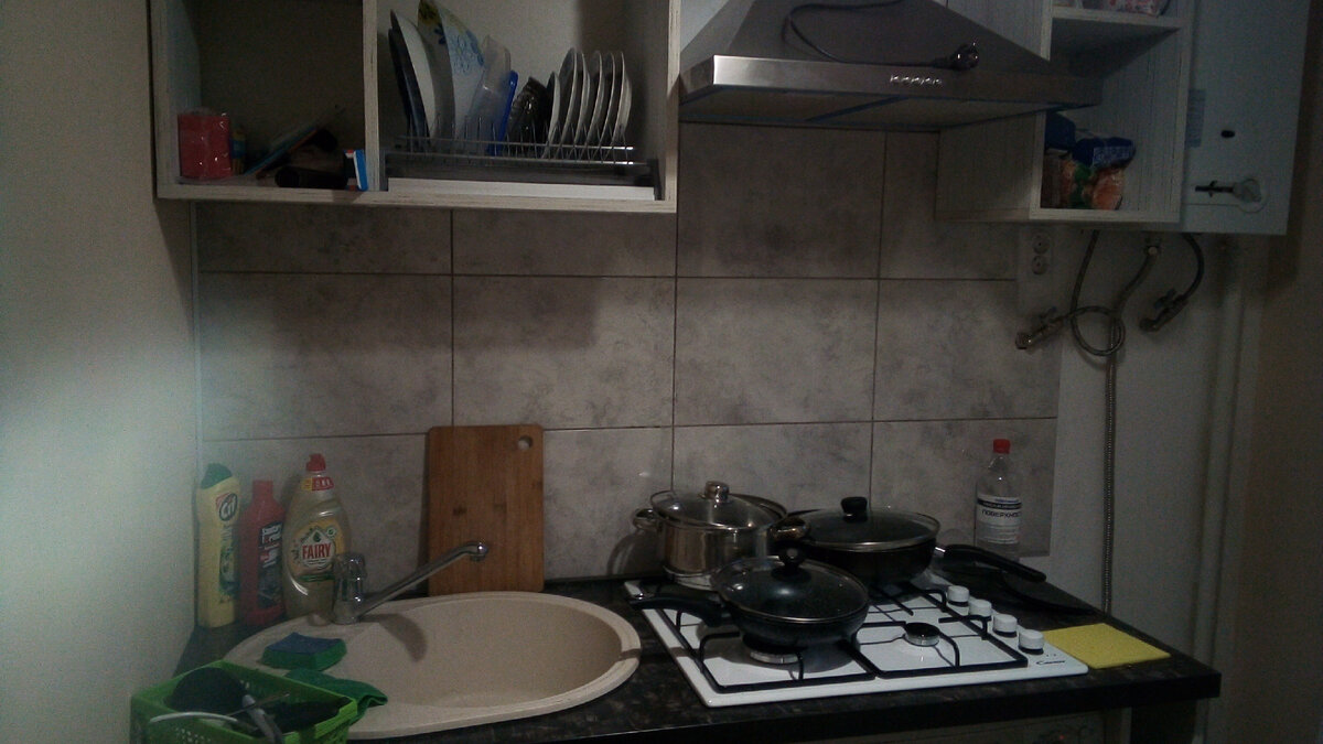 И ничего не бардак, рабочая обстановка на кухне